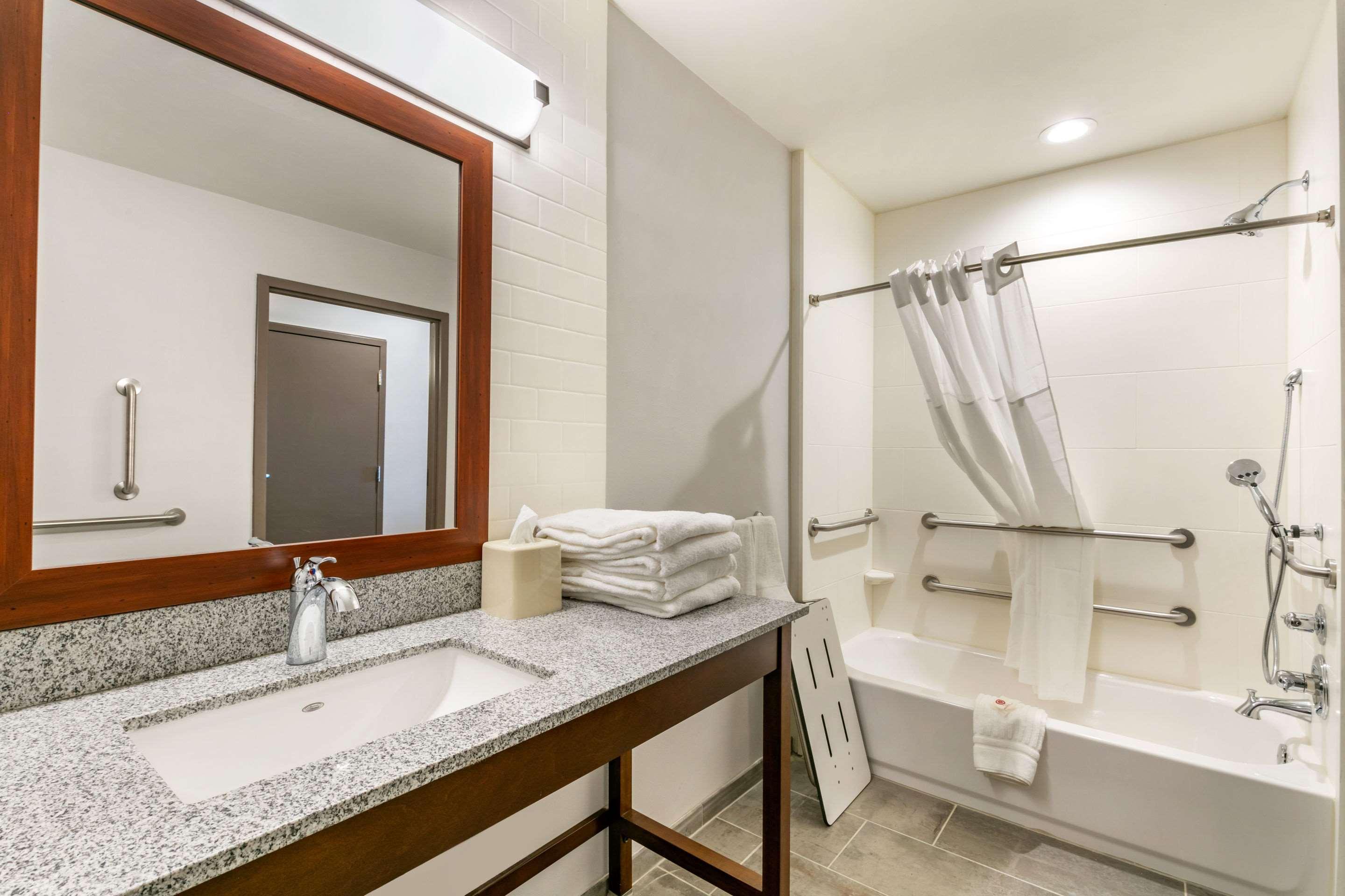 Comfort Suites North Тупело Екстериор снимка