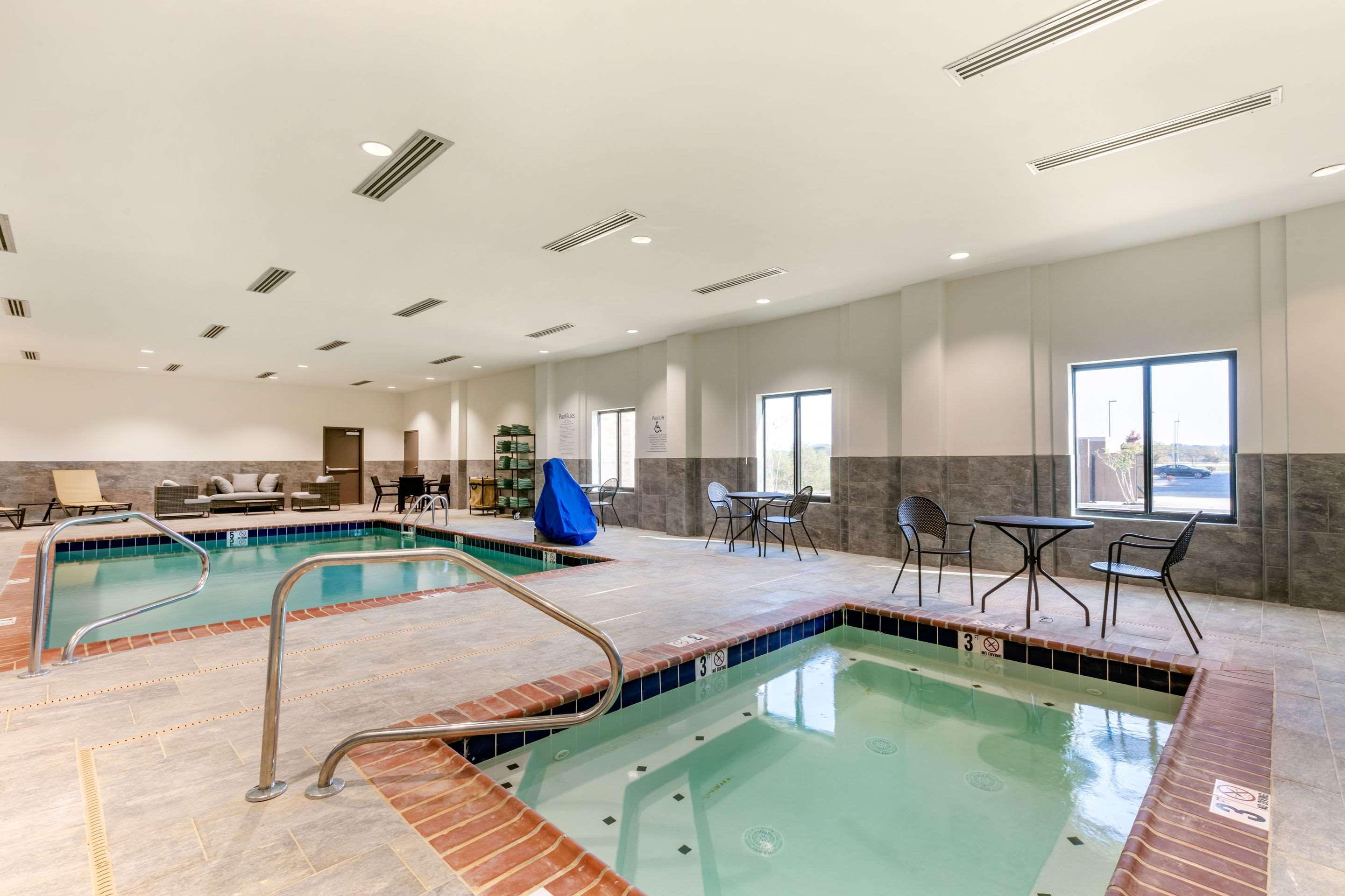 Comfort Suites North Тупело Екстериор снимка
