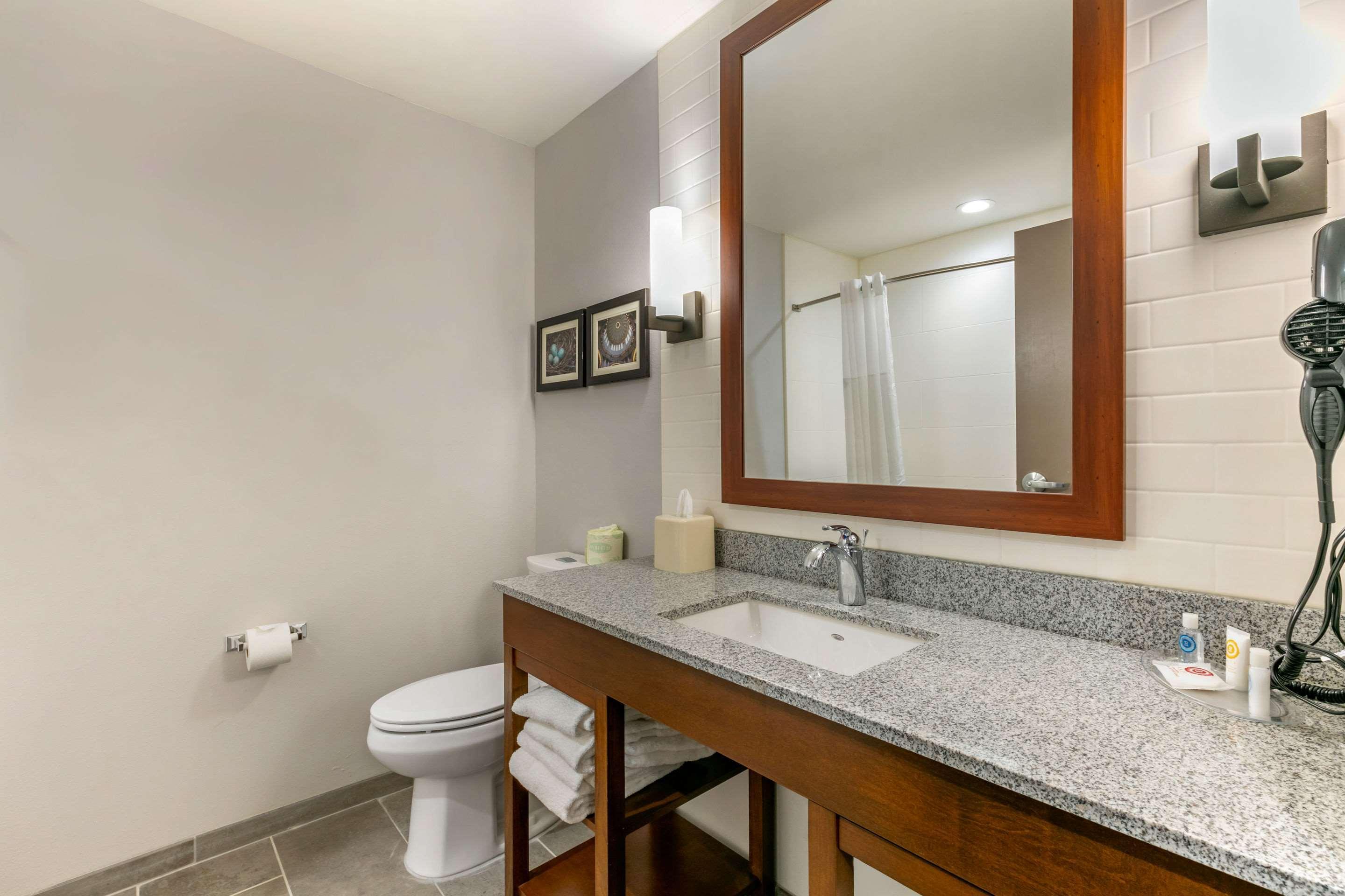 Comfort Suites North Тупело Екстериор снимка