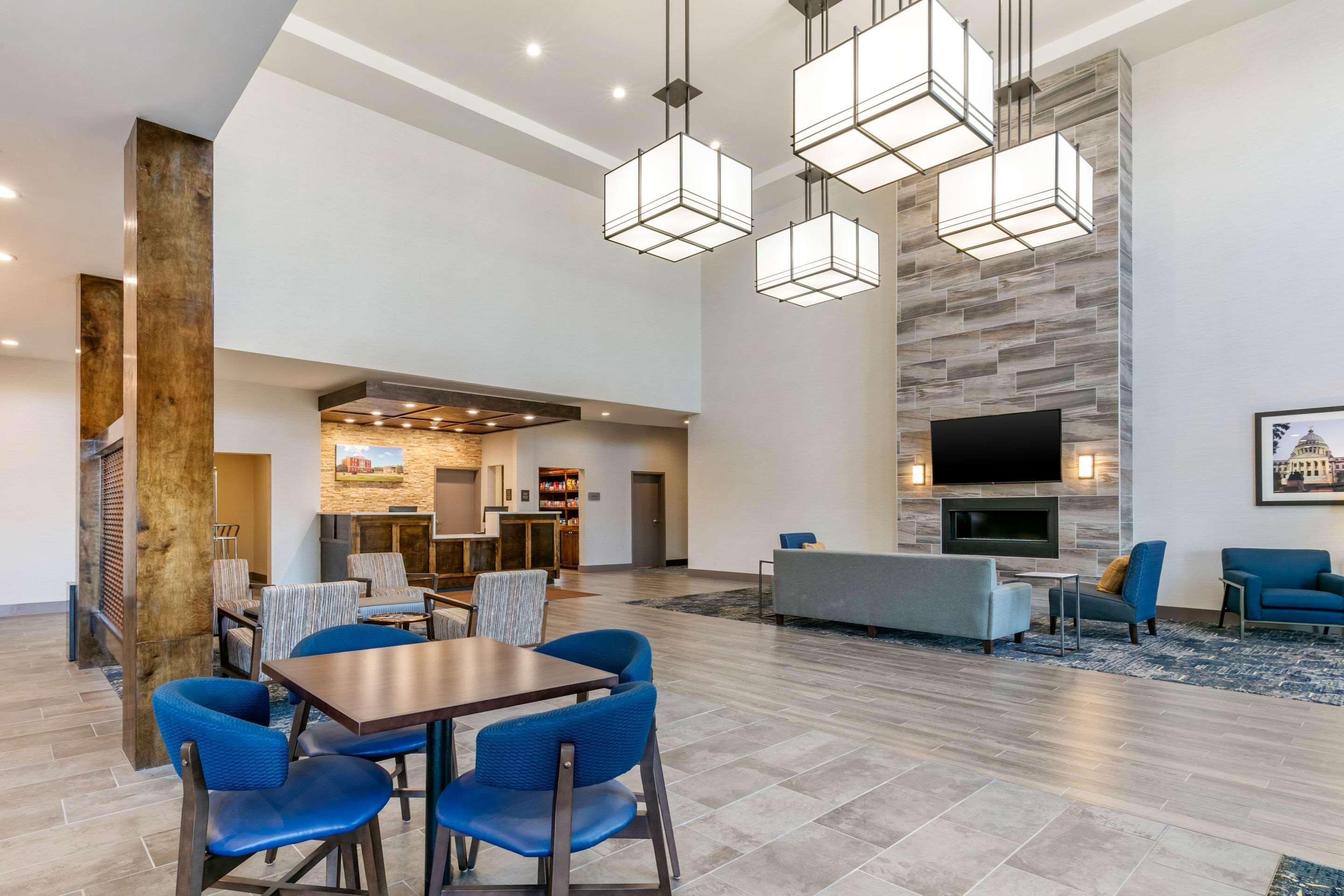 Comfort Suites North Тупело Екстериор снимка