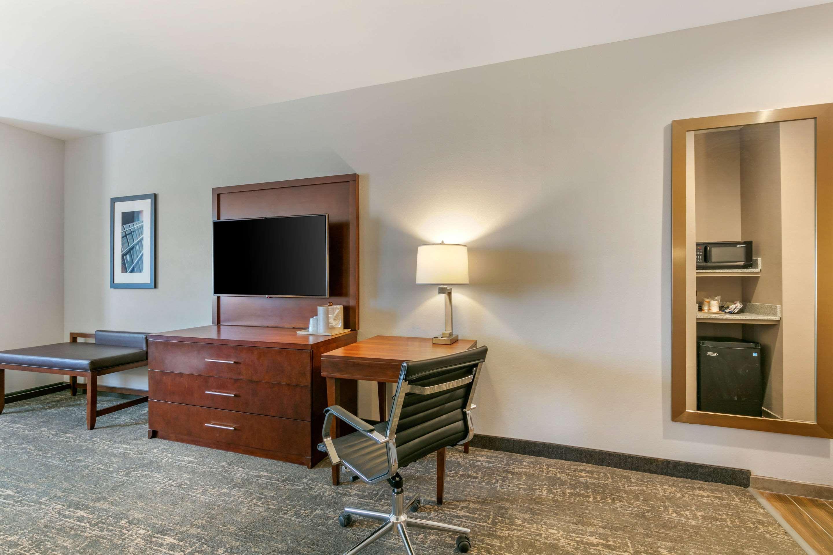 Comfort Suites North Тупело Екстериор снимка