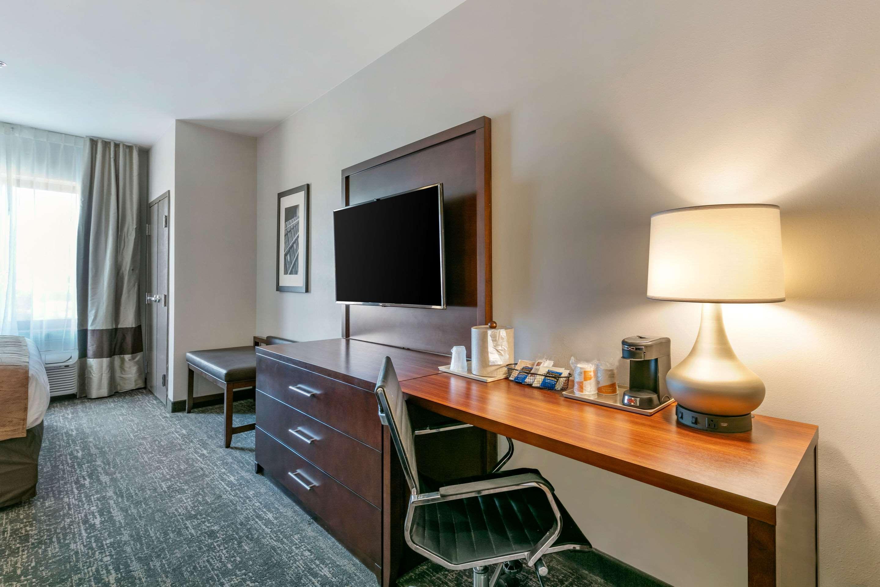 Comfort Suites North Тупело Екстериор снимка