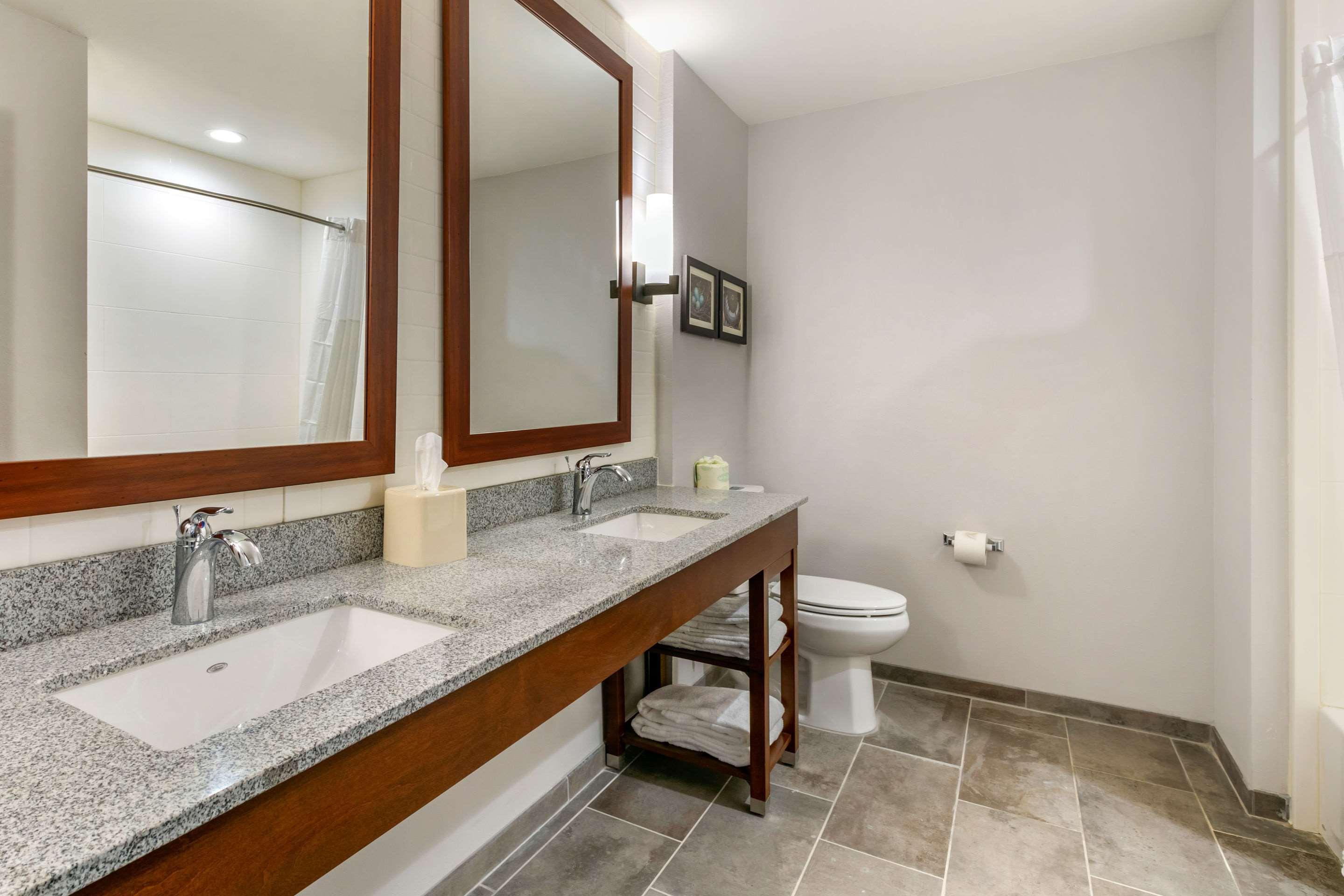 Comfort Suites North Тупело Екстериор снимка
